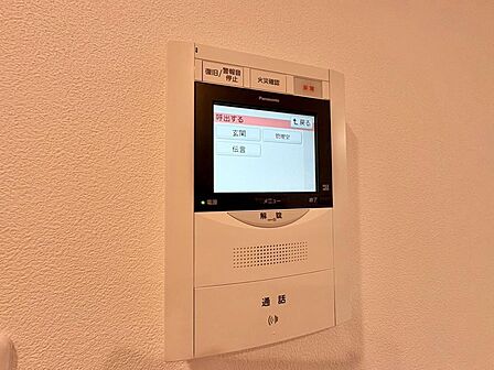 誰が来てもわかる様にモニター付きインターホンを設置。