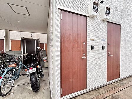 清潔感のある落ち着いた雰囲気の玄関です。