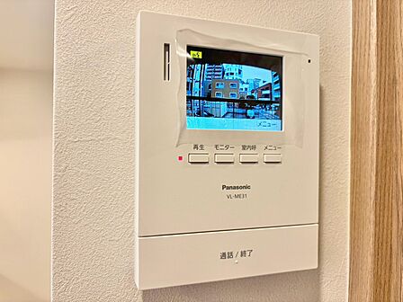 誰が来てもわかる様にモニター付きインターホンを設置。