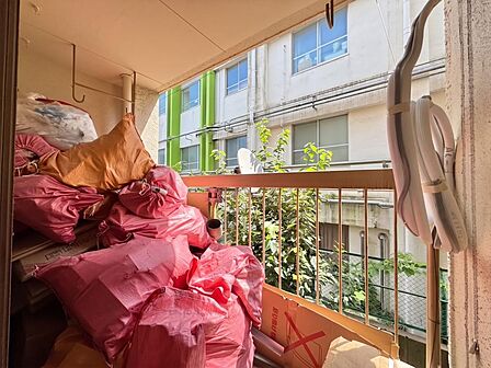 朝の澄んだ空気や、夕方に吹く清々しい風を感じられるバルコニー。