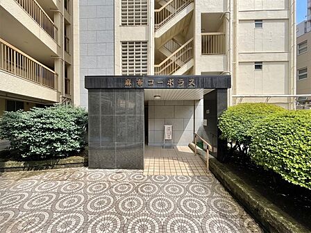 上質感漂う玄関アプローチです。