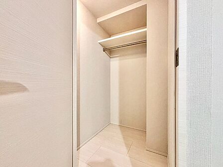 家電やスーツケース、ストック品など何でも片付く嬉しい空間です。