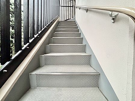 共用部の階段です。明るく清潔に管理されています。