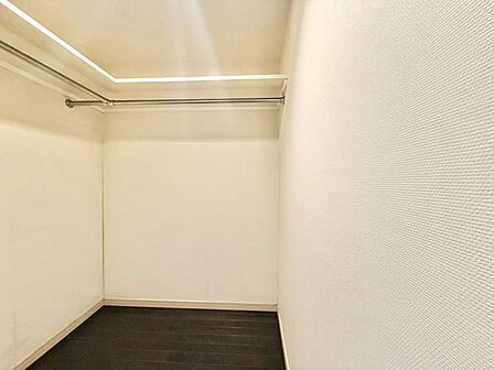 収納スペースが付いていて、お部屋を広く使っていただけます。