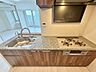 キッチン：使いやすくスタイリッシュなキッチン空間になっております。