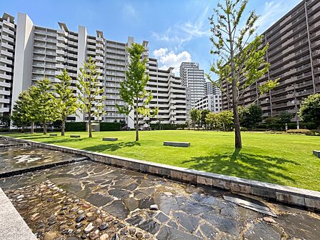 マンションの敷地内には、中庭もございます。