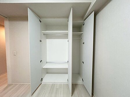 家電やスーツケース、ストック品など何でも片付く嬉しい空間です。