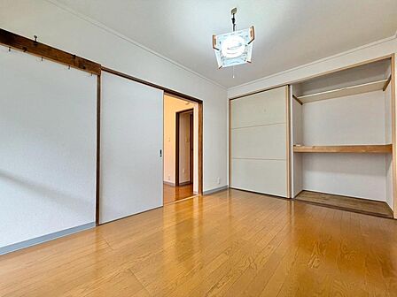 清かで艶やかな時間をもたらしてくれる室内です。