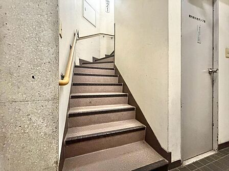 共用部の階段です。明るく清潔に管理されています。