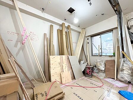 清かで艶やかな時間をもたらしてくれる室内です。