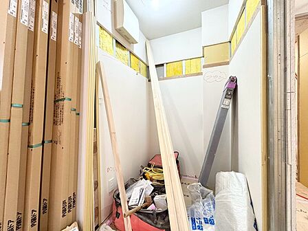 収納スペースが付いていて、お部屋を広く使っていただけます。