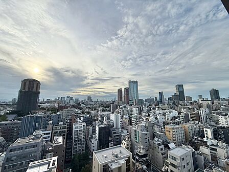 陽当たり・通風・開放感に恵まれた環境です。