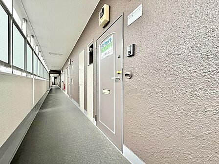 清潔感のある落ち着いた雰囲気の玄関です。