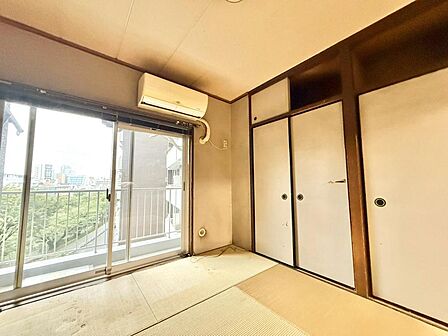 清かで艶やかな時間をもたらしてくれる室内です。