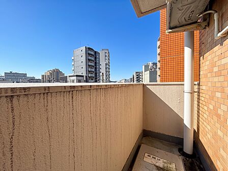 朝の澄んだ空気や、夕方に吹く清々しい風を感じられるバルコニー。