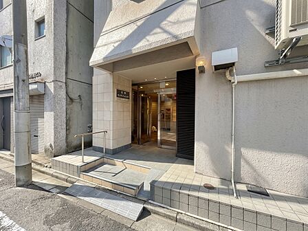 上質感漂う玄関アプローチです。
