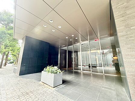 上質感漂う玄関アプローチです。