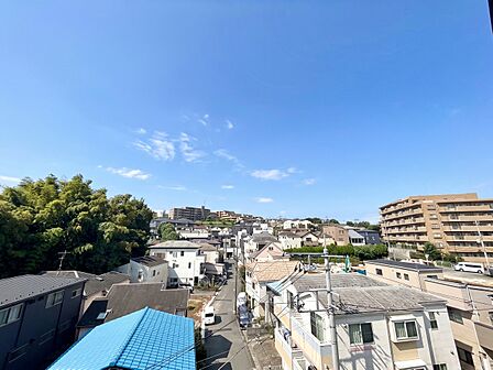 陽当たり・通風・開放感に恵まれた環境です。