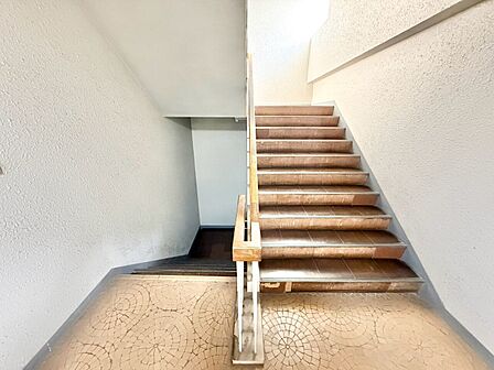 共用部の階段です。明るく清潔に管理されています。