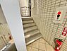 設備：共用部の階段です。明るく清潔に管理されています。