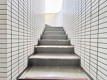 共用部の階段です。明るく清潔に管理されています。