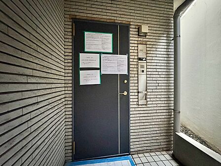 清潔感のある落ち着いた雰囲気の玄関です。