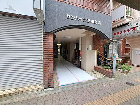 上質感漂う玄関アプローチです。