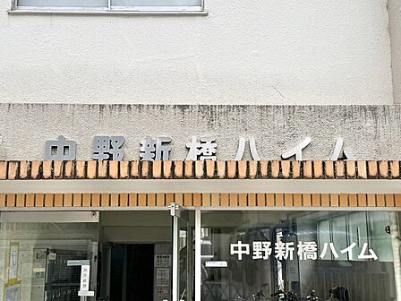 スタイリッシュなエンブレム。お洒落なマンションは入り口から。