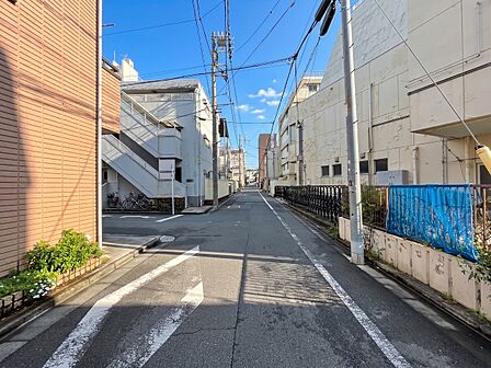 閑静なエリアで、前面道路の交通量は少なく安心です。