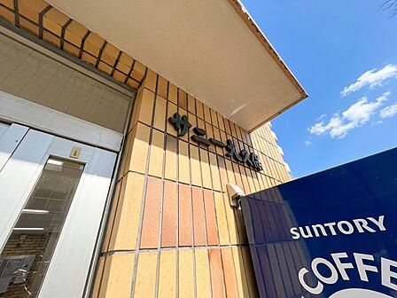 スタイリッシュなエンブレム。お洒落なマンションは入り口から。