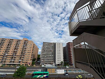 陽当たり・通風・開放感に恵まれた環境です。