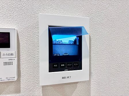 誰が来てもわかる様にモニター付きインターホンを設置。