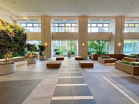 天井高のある吹き抜けと石張りの壁。ホテルのようなくつろぎの空間です。