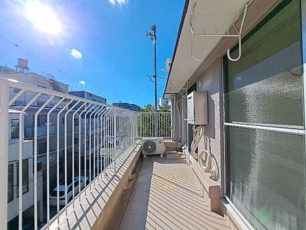 朝の澄んだ空気や、夕方に吹く清々しい風を感じられるバルコニー。