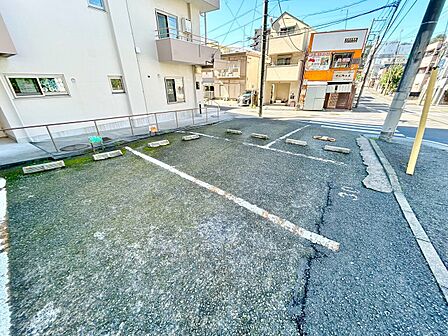 駐車スペースが嬉しいですね。※空き状況は都度ご確認下さい。