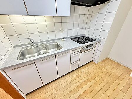 開放感のあるキッチンスペース。調理をしながら、会話も弾みそうですね。
