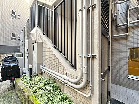 共用部の階段です。明るく清潔に管理されています。
