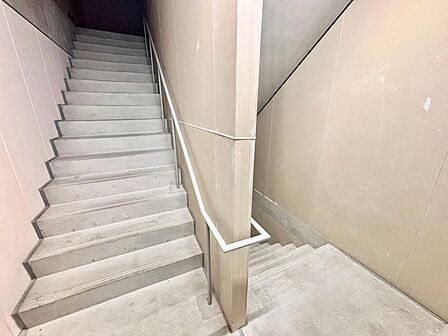 共用部の階段です。明るく清潔に管理されています。