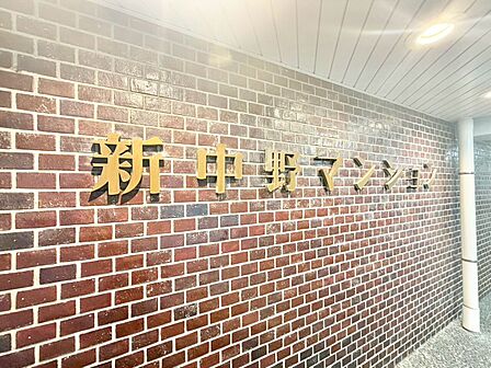 スタイリッシュなエンブレム。お洒落なマンションは入り口から。