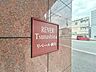 エントランス：スタイリッシュなエンブレム。お洒落なマンションは入り口から。