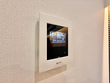 誰が来てもわかる様にモニター付きインターホンを設置。