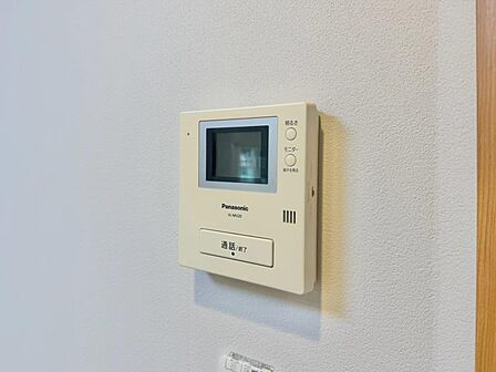 誰が来てもわかる様にモニター付きインターホンを設置。