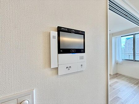誰が来てもわかる様にモニター付きインターホンを設置。
