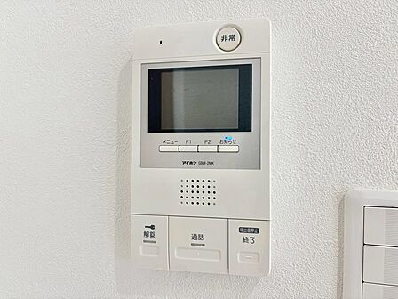 誰が来てもわかる様にモニター付きインターホンを設置。