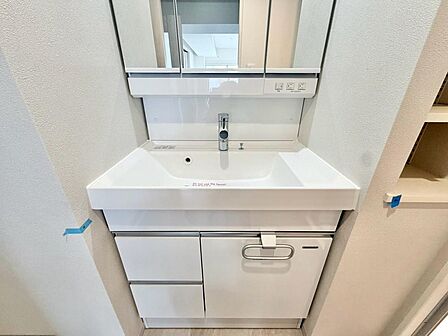 清潔感を感じられる洗面化粧台。