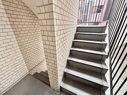 共用部の階段です。明るく清潔に管理されています。