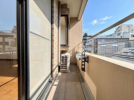 朝の澄んだ空気や、夕方に吹く清々しい風を感じられるバルコニー。