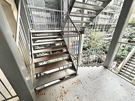 共用部の階段です。明るく清潔に管理されています。