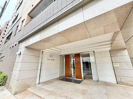 上質感漂う玄関アプローチです。