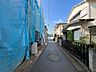 周辺：閑静なエリアで、前面道路の交通量は少なく安心です。